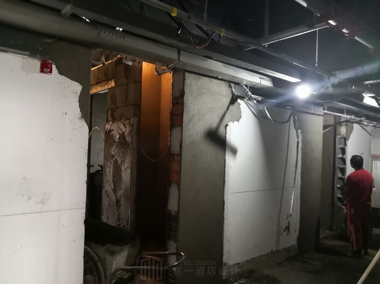 酒店走廊装修施工现场图片