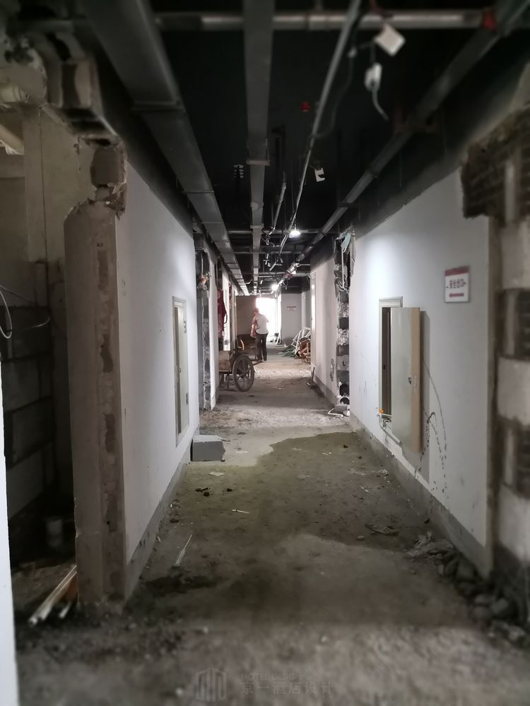 酒店走廊装修施工现场图片